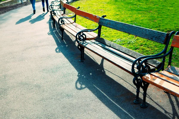 Rij Banken Het Voorjaarspark — Stockfoto