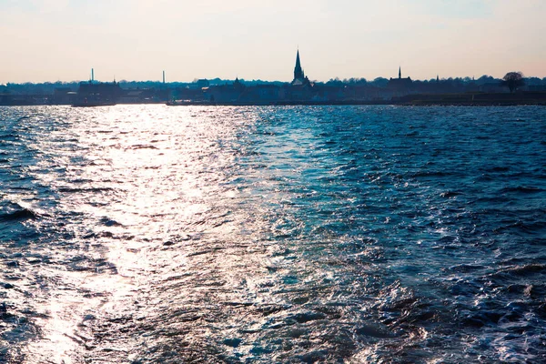 Helsingor Denemarken Uitzicht Vanaf Het Water Zon Reflectie Blauwe Baai — Stockfoto