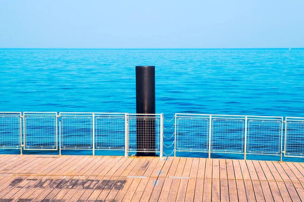 Haven Met Houten Vloer Uitzicht Blauwe Baai Vanaf Ligplaats — Stockfoto