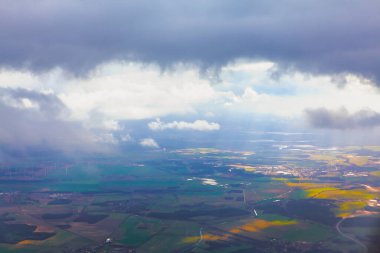 Ülkenin her yerinde bulutlar ve ışınlar olan bir manzara. Yeşil alanların havadan görünümü 