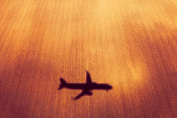 Uçağın Yerdeki Gölgesi Bir Uçak Gökyüzünde Yükseldiğinde Bir Gölge Bırakır — Stok fotoğraf