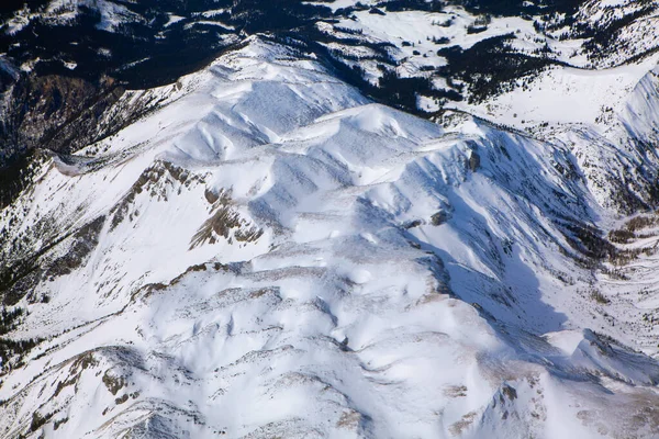 Karlı Dağların Tepesinde Donmuş Tepelerin Hava Görünümü — Stok fotoğraf