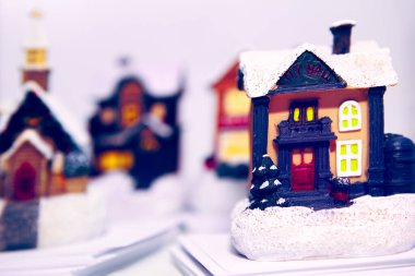 Minyatür evler ve belediye binası. Oyuncak evlerin yaptığı köy. Kış Perisi Köyü 