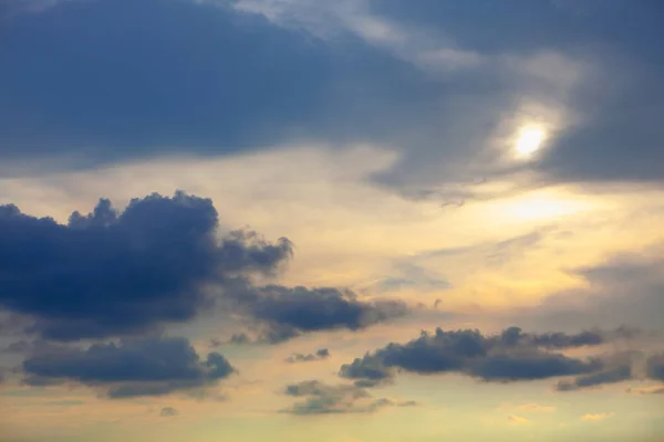 Yumuşak Parlayan Güneş Işığıyla Bulutlar — Stok fotoğraf