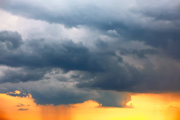 Crepúsculo Dourado Nuvens Tempestuosas Espetaculares — Fotografia de Stock