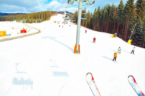 スキー場の人々 アクティブ人は冬のスポーツを練習 — ストック写真