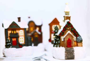 Noel için dekoratif oyuncak evler. Kışın peri masalı köyü 