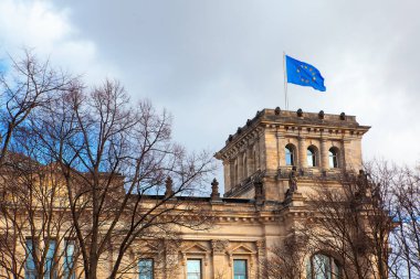 Berlin 'deki Reichstag' da Avrupa Birliği Bayrağı Sallıyor 