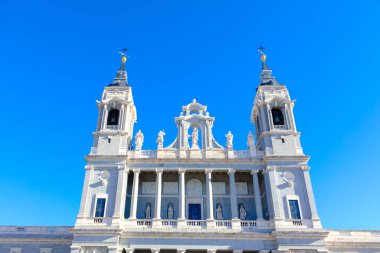 Madrid 'deki Katedral de la Almudena cephesi. İspanya 'nın başkentindeki ünlü katedral 