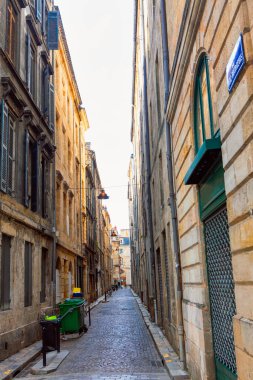Bordeaux 'daki eski kasabanın dar sokağı. Geleneksel Fransız sokağı manzarası 