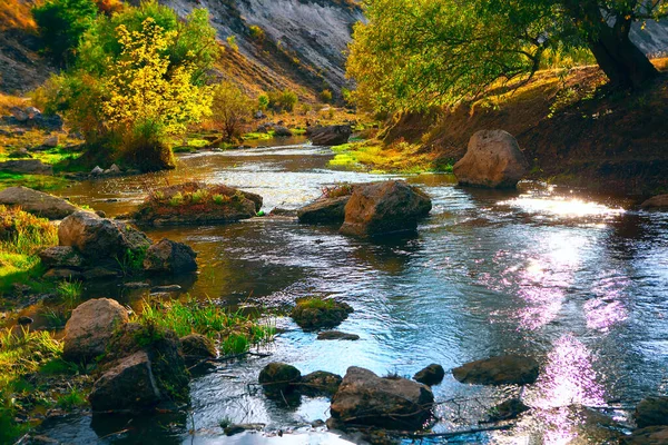 多彩的风景和小河 流水中的岩石 — 图库照片