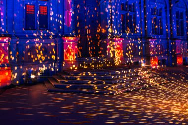 Noel ışıkları ön cepheye yansır. Paris Belediyesi Noel gecesinde 