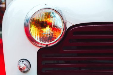 Klasik ve klasik araba farları