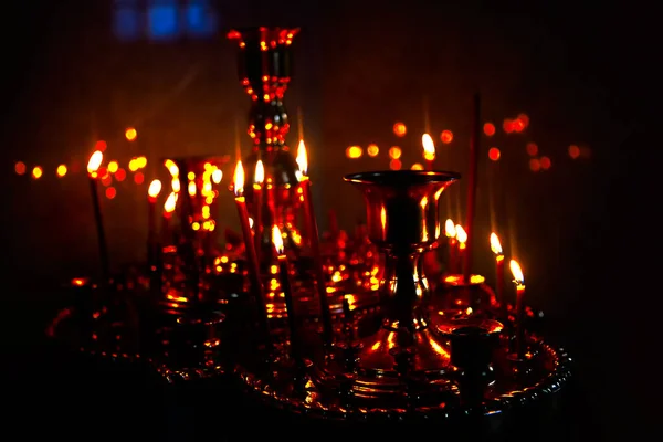 Świeczka Świeczkami Przyćmionym Świetle Modlitwa Wewnątrz Kościoła — Zdjęcie stockowe