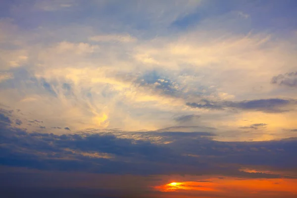 Frühmorgendlicher Himmel Mit Spektakulärer Morgendämmerung — Stockfoto