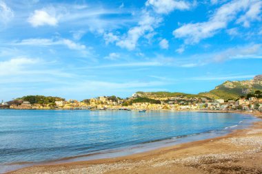 Mallorca 'nın Port de Soller Körfezi Sahnesi. Balearic Adaları