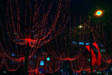 Şanzelize 'nin Noel çelenkleri. Yeni yıl gecesinde Paris 