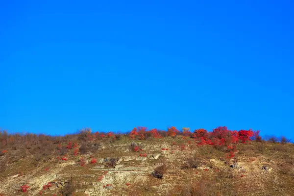 岩石山上的蓝天 — 图库照片