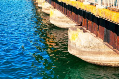 Nehir suyunda beton köprü sütunları 