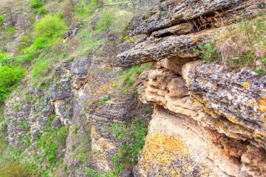 Doğal kaya çıkıntısı. Taş uçurum manzarası