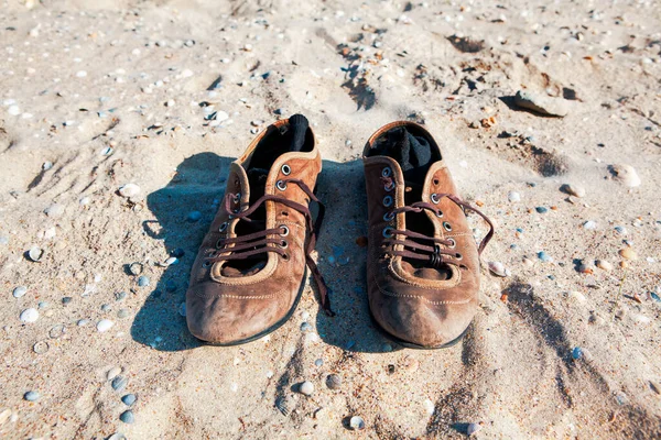 Sapatos Couro Velhos Praia Meias Dentro Sapatos — Fotografia de Stock