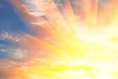 Gökyüzü güneş ışınlarıyla dolu 