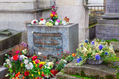 Jim Morrison 'ın Paris' teki Pere Lachaise 'deki mezarı. The Doors 'un James Douglas Morrison şarkıcısının mezar taşı 