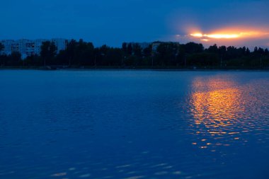 Gölde alacakaranlık yansıması. Şehirde alacakaranlık 