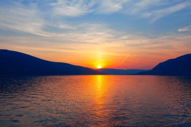 Gelgit üzerinde gün batımı. Alacakaranlıktaki Göl