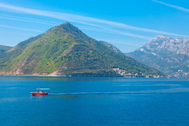 Göldeki turist botu. Yazın Kotor Körfezi. Su körfezi ve dağ manzarası 