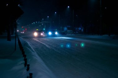 Karlı sokakları olan şehirde kış gecesi