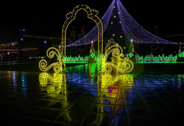 Noel Aydınlatma Kapısı Yeni Yıl Sokak Dekorasyonu — Stok fotoğraf