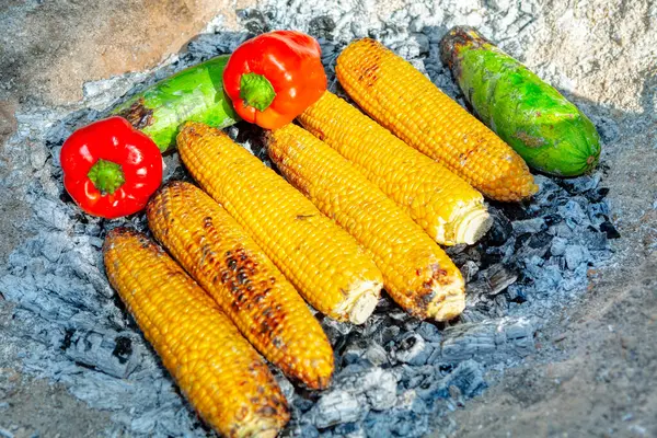 Kukuřice Zelenina Vařené Uhlících Vegetariánský Piknik — Stock fotografie