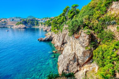 İnanılmaz Hırvat Adriyatik Denizi. Hırvatistan 'ın kayalık sahillerindeki turizm beldesi 