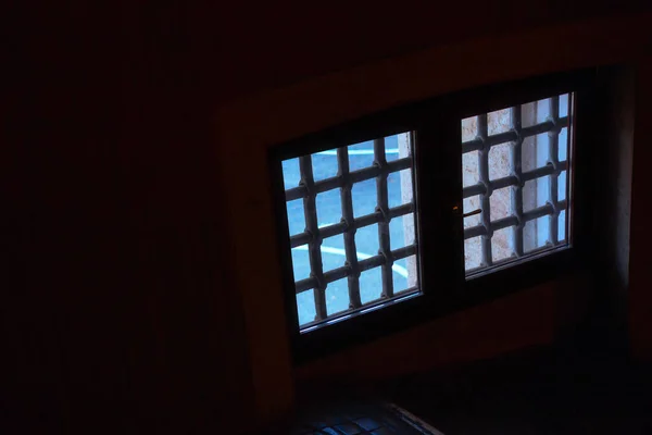 Parmaklıklı Eski Pencere Karanlık Oda — Stok fotoğraf
