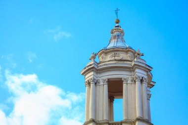 Katedralin üst kısmı. Kilise Barok Mimarisi. Balkonlu çan kulesi. Zirvede Dini Haç 
