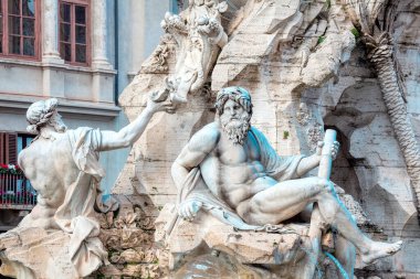 İtalya 'daki Fontana dei Quattro Fiumi Piazza Navona heykelleri. Mitolojik tanrıların heykelleri. Mermer sanatı figürleri