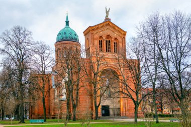 Berlin Almanya 'daki Aziz Michael Kilisesi. Kırmızı tuğlalarla yapılmış bir katedral.