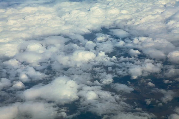 Sur Les Nuages Blancs Duveteux — Photo