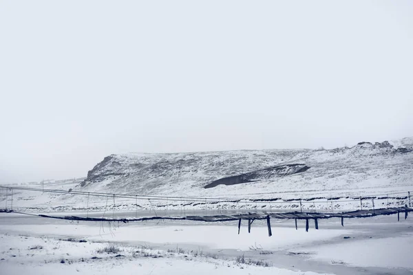 Oude Hangbrug Winter Snowy Rustieke Omgeving Bevroren Oversteken Van Rivieren — Stockfoto