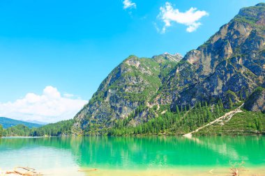 Göl ve dağla muhteşem bir manzara. Alp harika bir doğa. Pragser Wildsee, Prag 'daki Braies Gölü Dolomitleri Güney Tyrol' da 