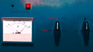 Elektrik paneli yüzeyi. Voltmetre ve şalterleri değiştir