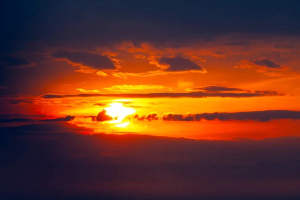 太阳升到乌云中 雄伟的日落天空 — 图库照片