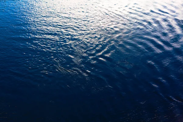 Blaue Wasseroberfläche Mit Reflexion Des Sonnenlichts Wellen Auf Dem See — Stockfoto