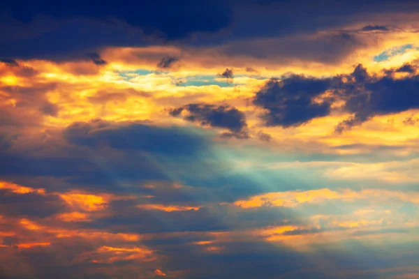 カラフルな雲の中に太陽の光線 夕暮れ時の幻想的な空 — ストック写真