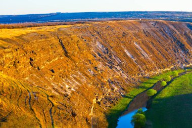 Nehir kenarındaki kireçtaşı kayalıkları. Uçurumlar ve nehirlerle panoramik manzara 