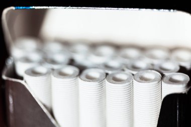 Bir paket sigara. Kutuda sigara filtresi yığını