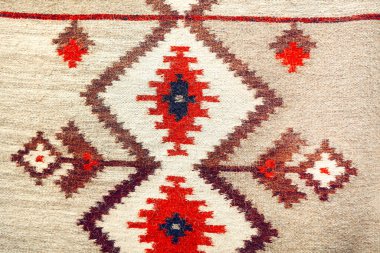 Geleneksel desenli pamuk kilim. Romanya usulü halı 