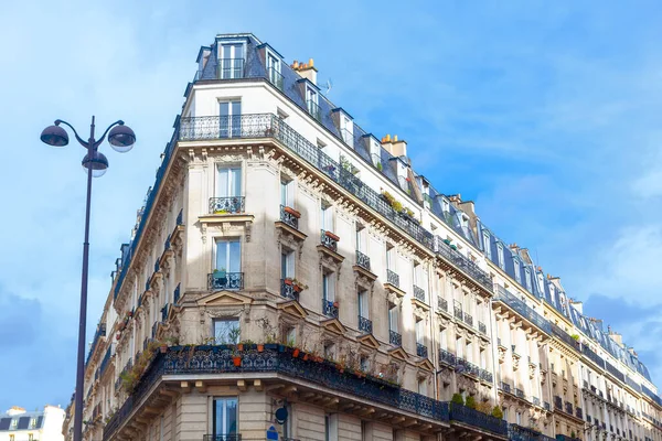 Arkitektur Paris Typiskt Hus Fransk Stil Balkong Med Blommor — Stockfoto