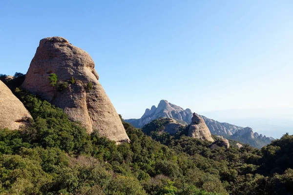 モンセラットはスペインのカタルーニャで複数のピーク山をギザギザした 山に囲まれた絶景 — ストック写真